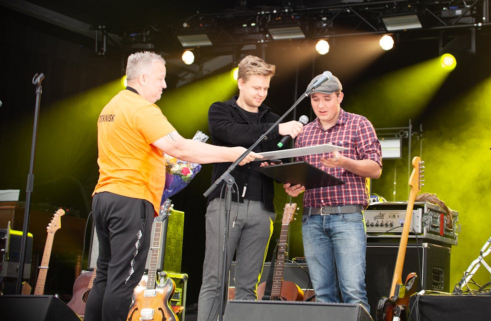 Jarle Nordtveit Åsheim (midten) stod for årets utdeling. Olve Birkeland (t.h.) er blant dei lokale talenta som fekk musikkpris i år. 
Foto: Anita Haugland