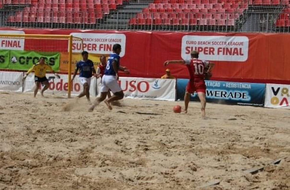 Publikumsvenleg. Sandfotball er underhaldande og målrikt. Nå skal det norske landslaget prøva å kvalifisera seg til EM.
Foto: Privat