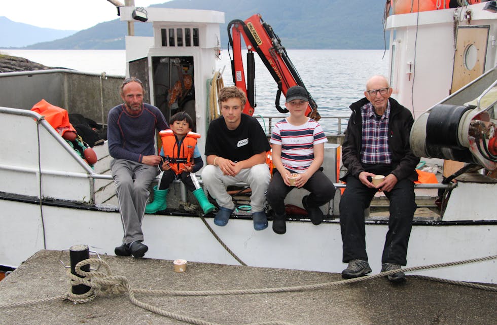 I generasjonar har familien Stang frå Finnøy drive med fiske. Frå venstre: Kristian (44), Anders (5), Torbjørn Stang (12), Per Ivar Haualand (11) og Ivar Stang (80).
Foto: Heidi Berakvam