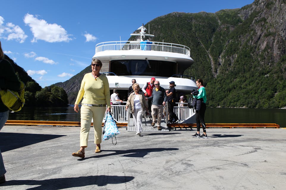 Etter planen skal båten «Langfoss» kome dei verfaste på Eikemo til unnsetning.
Arkivfoto: Anita Haugland