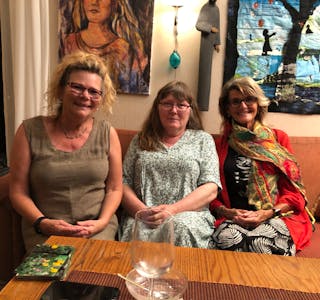 Kari Anne Furseth (t.v), Gro Apeland og Rigmor Elise Osnes Vik har vore svært engasjerte i Vindafjord kunstlag. No blir laget lagt ned. Pressefoto
