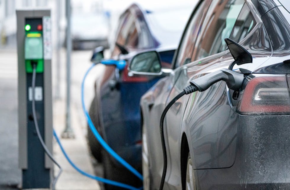 Dei høge drivstoffprisane får mange til å vurdere å skifte til elbil, men dei med lågast inntekt er minst sikre. Foto: Gorm Kallestad / NTB