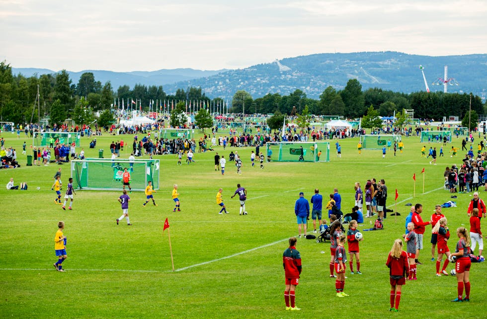 Til helga startar Norway Cup, som blir arrangert for første gong på tre år på grunn av pandemien. Det ligg an til ein svært solrik start på fotballturneringa. Foto: Vegard Wivestad Grøtt / NTB / NPK