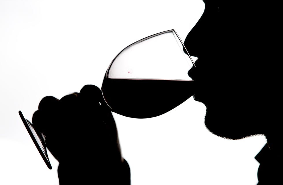 Det har vorte vanlegare å drikke vin til maten. No viser forsking at berre fem alkoholeiningar i veka kan føre til svakare hjernehelse. Foto: Gorm Kallestad / NTB / NPK