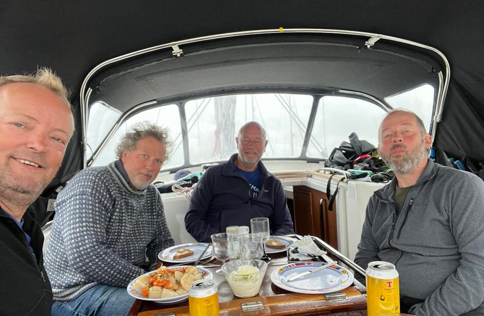 Terje Halleland, Dag Anders Helle, Henning Haugland og Kenneth Dalberg kosar seg med litt mat om bord. Foto: Privat