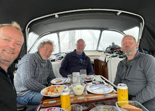 Terje Halleland, Dag Anders Helle, Henning Haugland og Kenneth Dalberg kosar seg med litt mat om bord. Foto: Privat