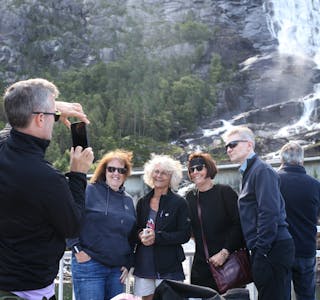 Turistane er hyppig framme med kamera, når dei nærmar seg Langfoss i Åkrafjorden. Zoë Longstaff (t.v.), Jane Selwyn, Lindsey Lunch syt for at dei har fotominne frå turen. 
Foto: Anita Haugland