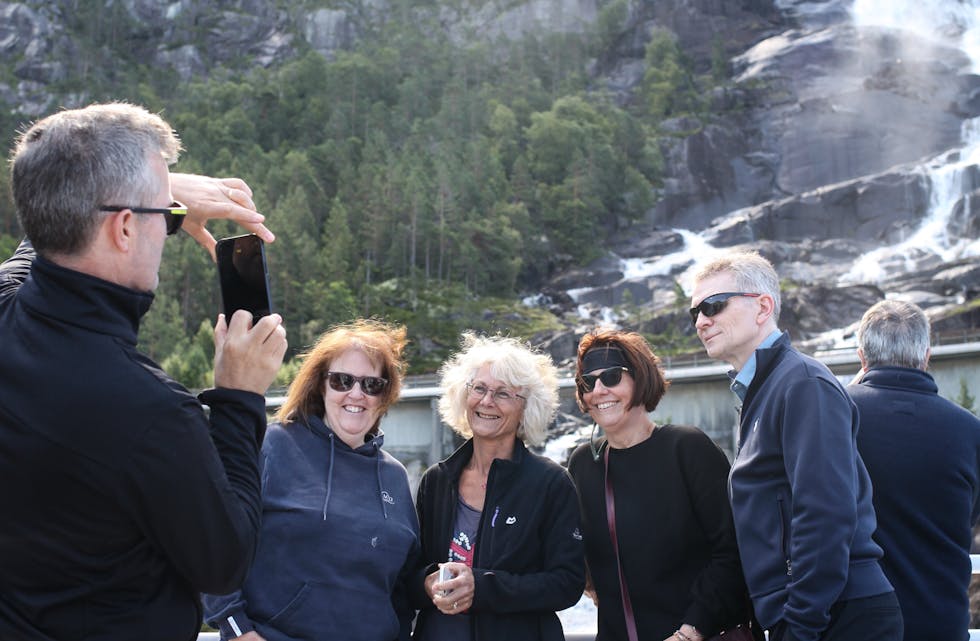 Turistane er hyppig framme med kamera, når dei nærmar seg Langfoss i Åkrafjorden. Zoë Longstaff (t.v.), Jane Selwyn, Lindsey Lunch syt for at dei har fotominne frå turen. 
Foto: Anita Haugland