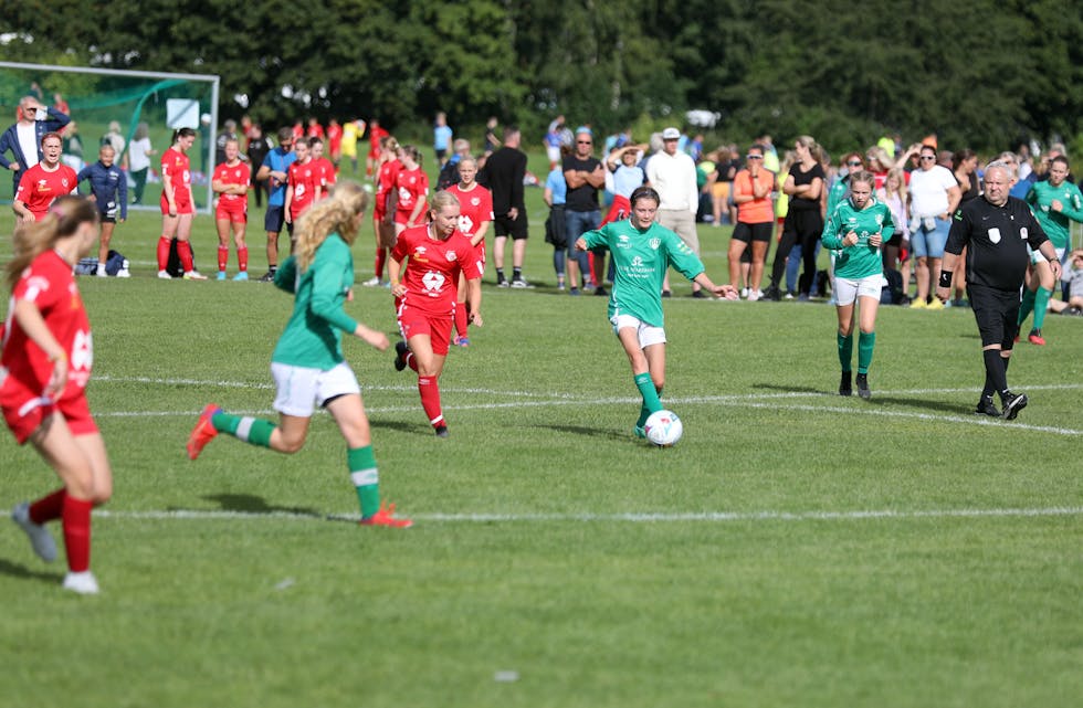 Ella Molnes Nielsen med ballen er berre tolv år, men spelar med Etne-jenter 15 på Norway Cup. På bilete ser me også Tale Skjensvoll Asbjørnsdotter (t.v) og Mari Haug Saltnes.