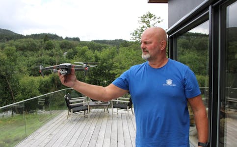 Tore Skogen i Vindafjord Jakt og Fiskelag viser fram den nye dronen som kan redda killingar
Foto: Heidi Berakvam