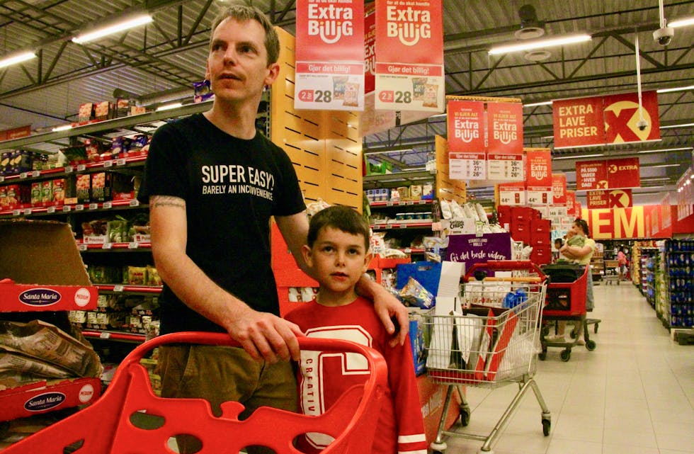 Arve Sørheim og sonen Theodor er meir bevisste på handletur no enn før. 
Foto: Grethe Hopland Ravn