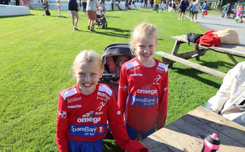 Åtteåringane Leah Næss og Una Espeland Grønstad er klare for Joker Cup.
