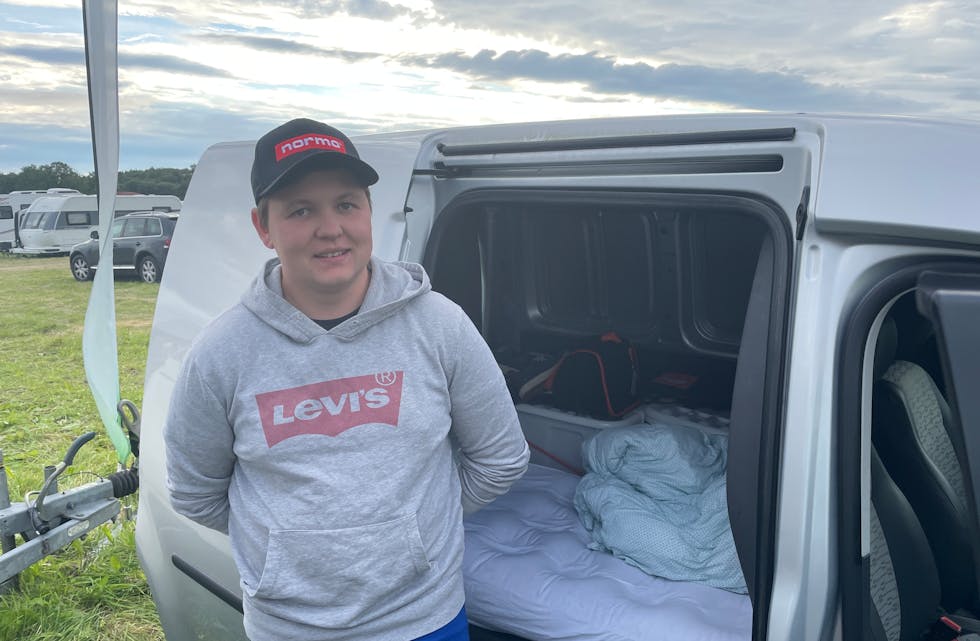 Sandeidbuen William Veim tok ein lang køyretur for å koma seg til Landsskytarstemnet i Bodø. Der bur han i bilen. Foto: Sander Eide Aase