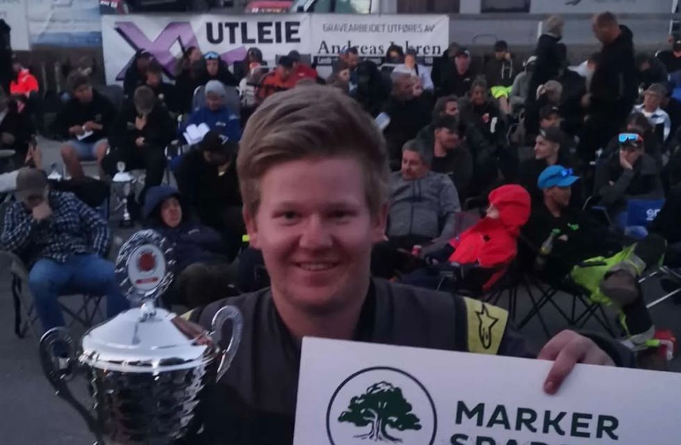 Simen Blikra Johansen var godt fornøgd med prestasjonen og premien sin i Landsfinalen for bilcross junior. 
Foto: Privat