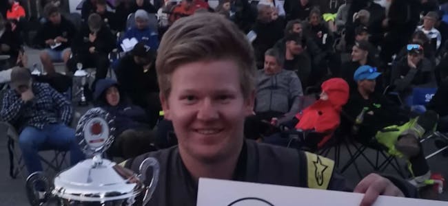 Simen Blikra Johansen var godt fornøgd med prestasjonen og premien sin i Landsfinalen for bilcross junior. 
Foto: Privat