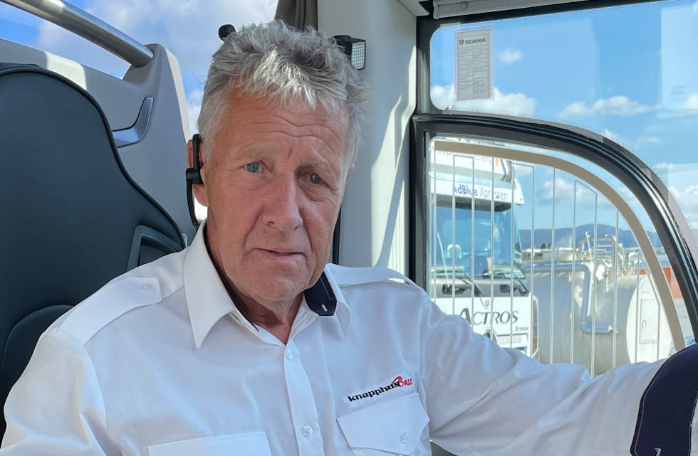 I ein alder av sytti år har Jan Bjørkhaug iført seg sjåførantrekket til Knapphus  Buss. Arbeidskleda frå Fatland er lagde bort.
Foto: Privat