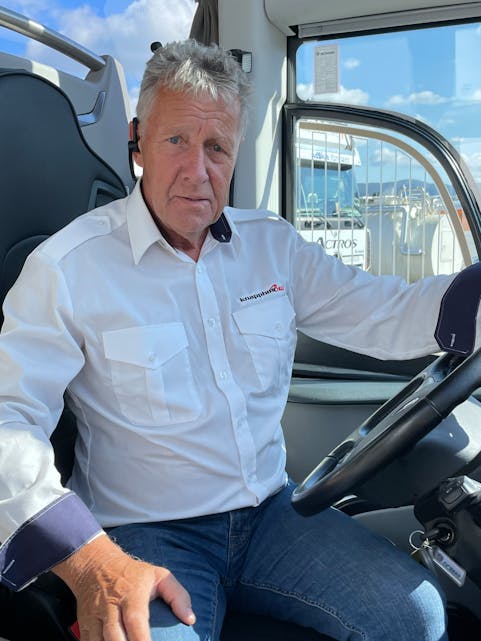 I ein alder av sytti år har Jan Bjørkhaug iført seg sjåførantrekket til Knapphus  Buss. Arbeidskleda frå Fatland er lagde bort.
Foto: Privat