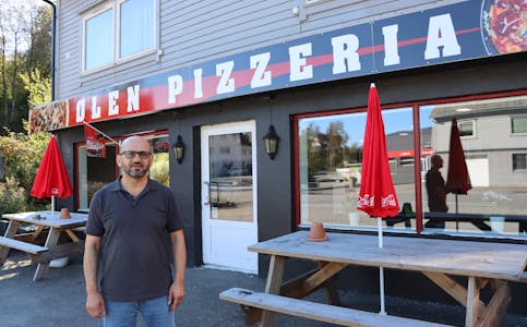 Ako Jaf vil byta ut skiltet til det rette namnet Ølensvåg Pizzeria.