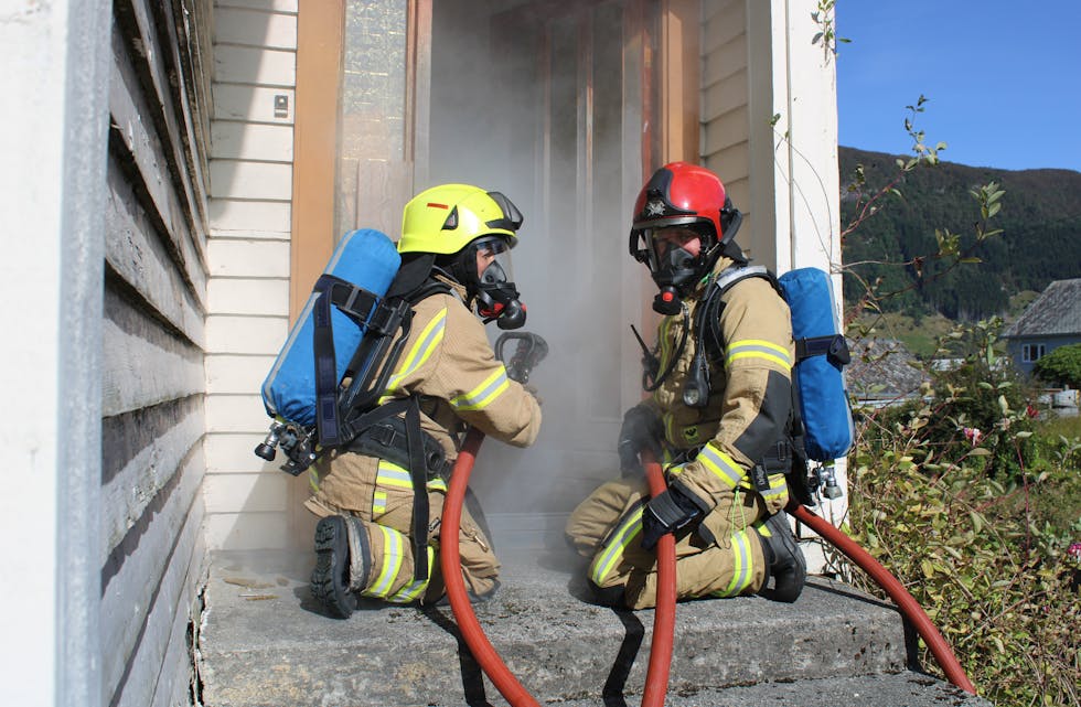 Brann- og redningsøvelse i Ølen 10. september 2022

Lene Olsen (f.v.) frå Sauda og Thor Henning Mæland fra Bokn går inn i det røykfylte huset.