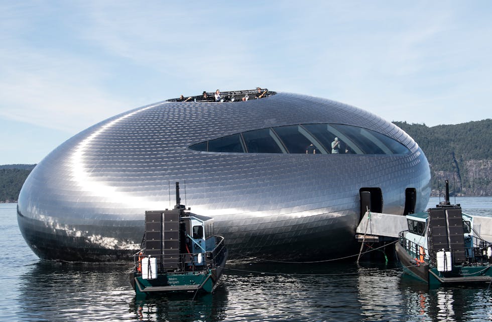 Kunstinstallasjonen Salmon Eye vart fredag avduka i Hardangerfjorden. Foto: Marit Hommedal / NTB / NPK