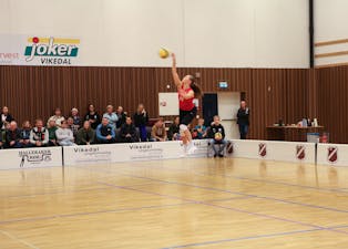 Her sender Bertine Skipevåg Tveit av stad ein serve.  Ho var nyleg på samling med juniorlandslaget, og på søndag slo laget hennar til med siger i 16-delsfinalen i NM. 