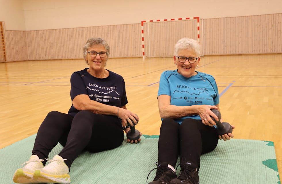 72 år gamle Anna Kvitno Dagsland (t.v.) og Reidun Fjeldheim (82) i full sving på treningsmatta. 
Foto: Irene Mæland Haraldsen