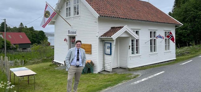 Svein Helge Bergfjord i kjent positur framføre Fosen bedehus.
Pressefoto