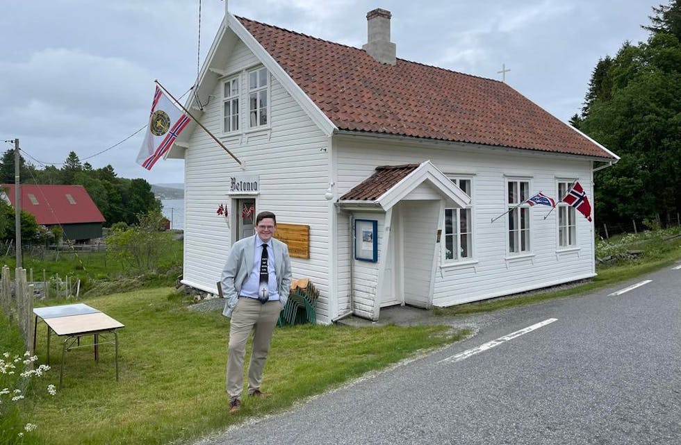 Svein Helge Bergfjord i kjent positur framføre Fosen bedehus.
Pressefoto