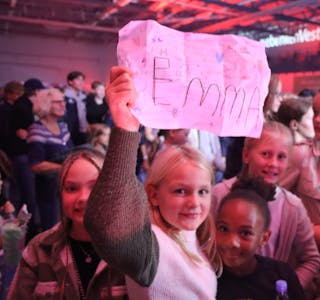 Serine Ariansen Stople (8) sette stor pris på å få sjå artisten Emma i idrettshallen på Skakke. 