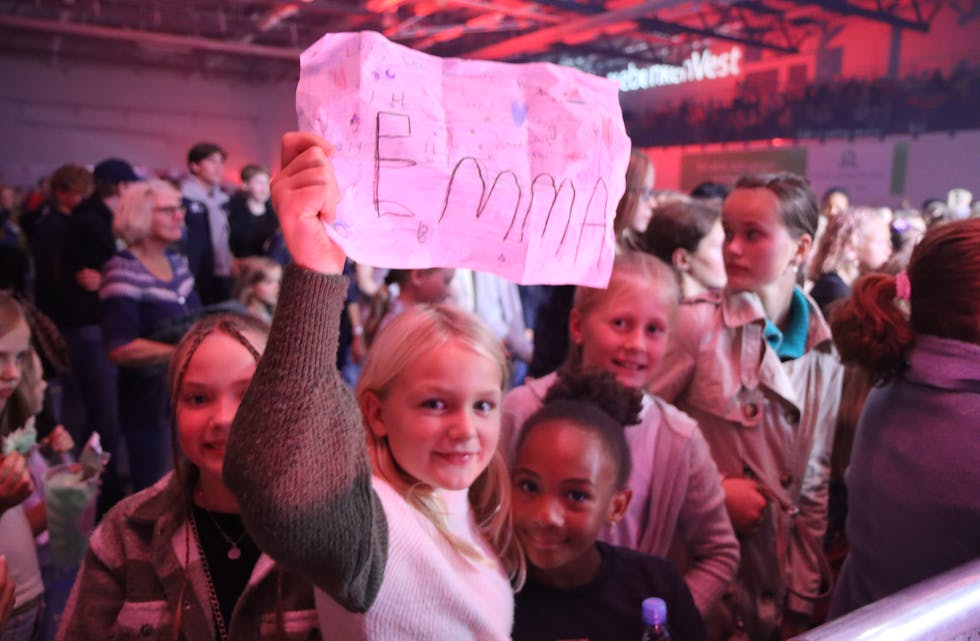 Serine Ariansen Stople (8) sette stor pris på å få sjå artisten Emma i idrettshallen på Skakke. 