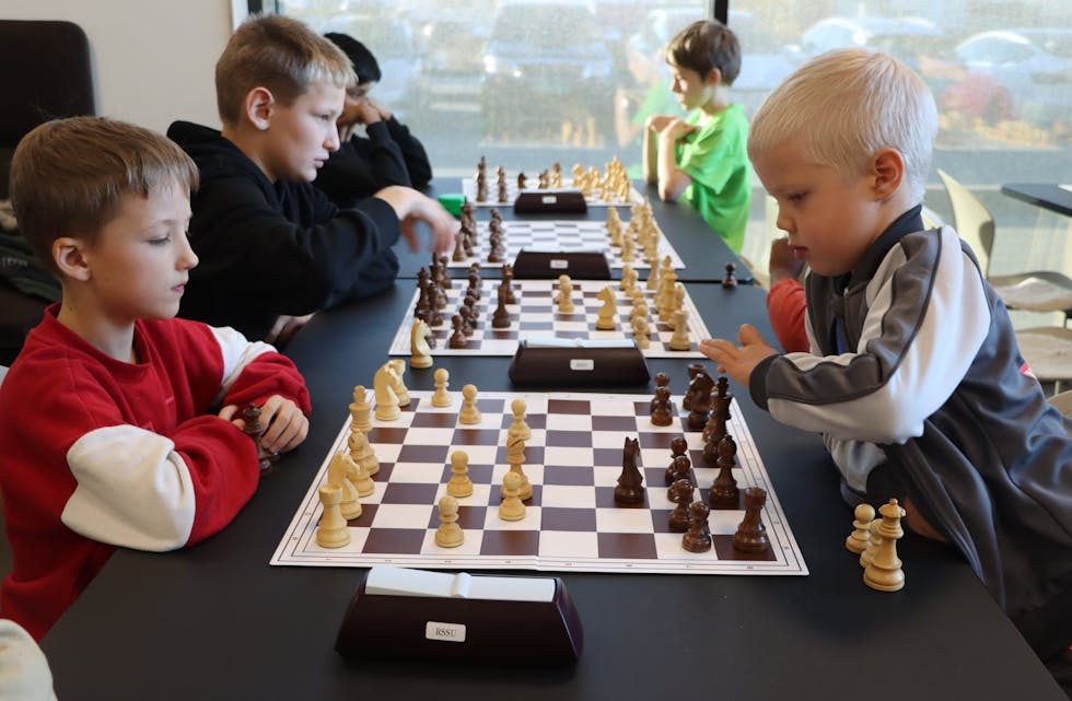 Sju år gamle Simonas Kisla frå Sandeid (t.v.) spelar saman med Selmer Lorentzen (6) frå Karmøy.
Foto: Irene Mæland Haraldsen