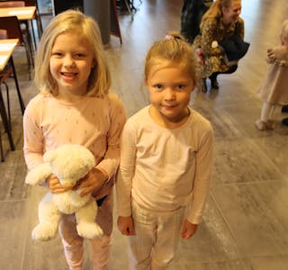 Emilia Østrem (f.v.) og Vilde Øyjord hadde kledd seg ut til Mamma Mø finner hjem.