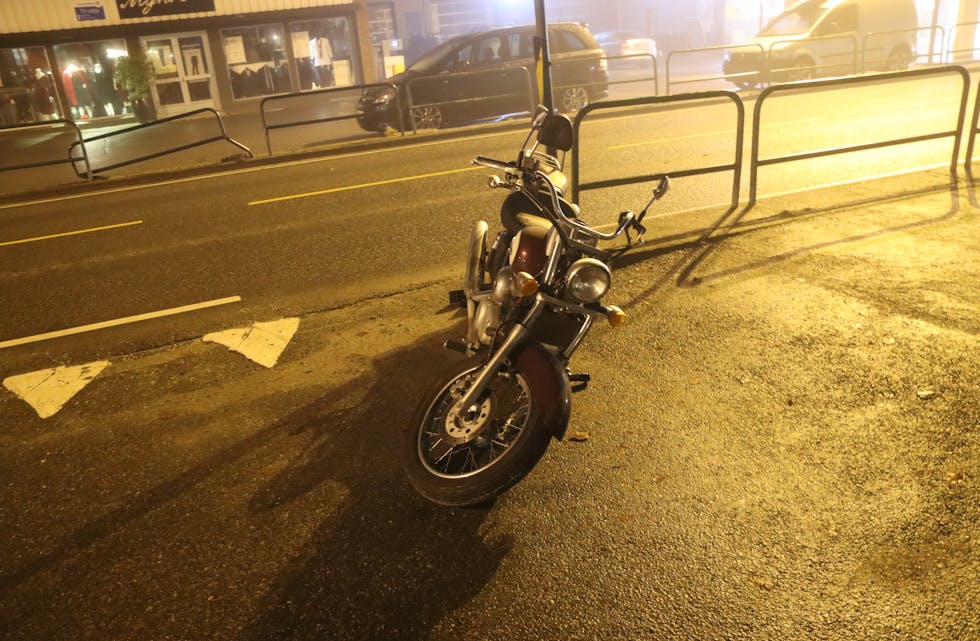 MC-føraren fekk sving på motorsykkelen ved Shell. Foto: Svein-Erik Larsen