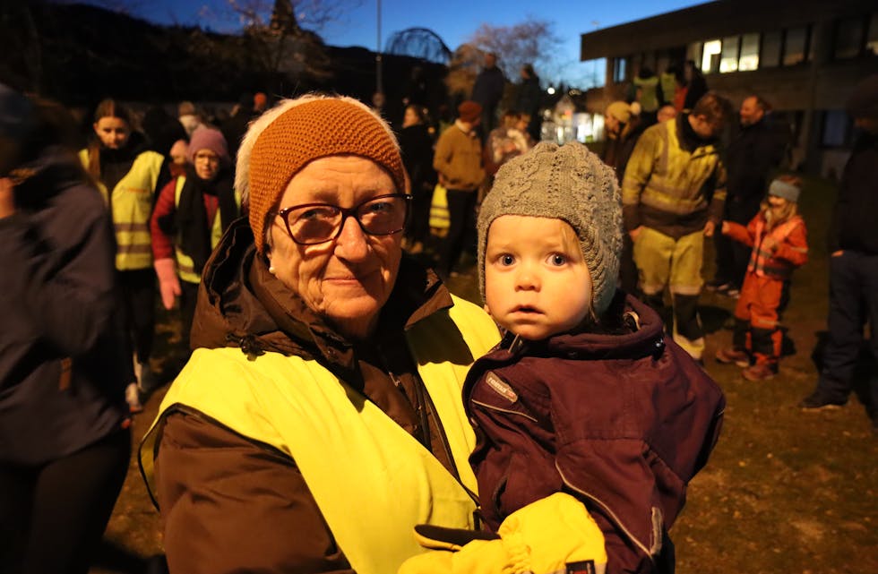 Floke Sørheim Songe fekk vere med bestemor Liv Sørheim å sjå på tenninga av juletregrana i Etne. Foto: Svein-Erik Larsen