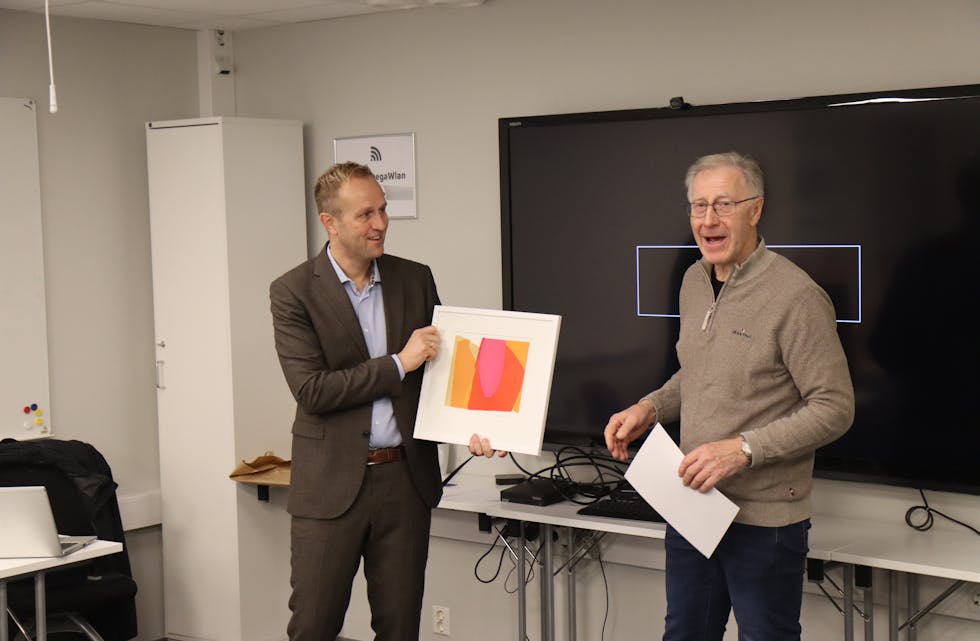 Magne Christiansen (f.v.) gav eldsjelprisen til Jon Olav Velde. Foto: Svein-Erik Larsen