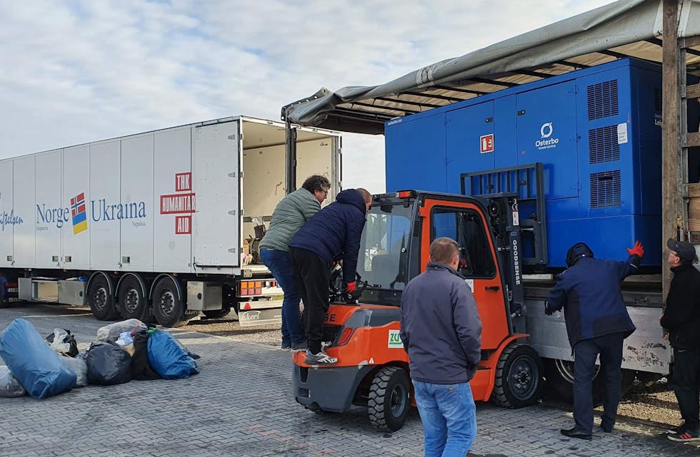 Eit aggregat på 200 kW blir lessa over frå Stiftelsen THK sin lastebil over i ein ukrainsk trailer ved grensa mellom Polen og Ukraina. Foto: Privat
