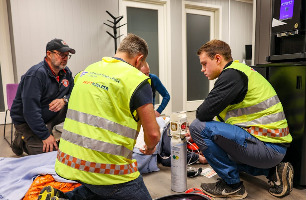 Akutthjelpkurs for brannkonstabler kan redde liv. Norsk Luftambulanse har fatt fem kurs i Etne Foto: Karoline L. Sandvold