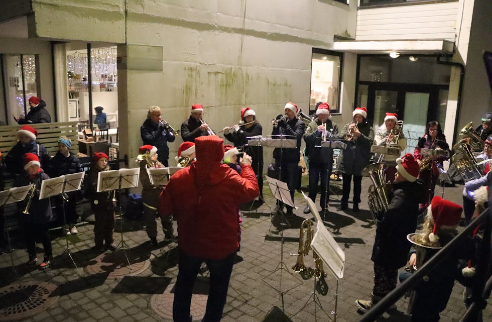 Skulekorpset og vaksenkorpset i Skjold stilte med vakker julemusikk under tenning av juletreet i Isvik.
Foto: Irene Mæland Haraldsen