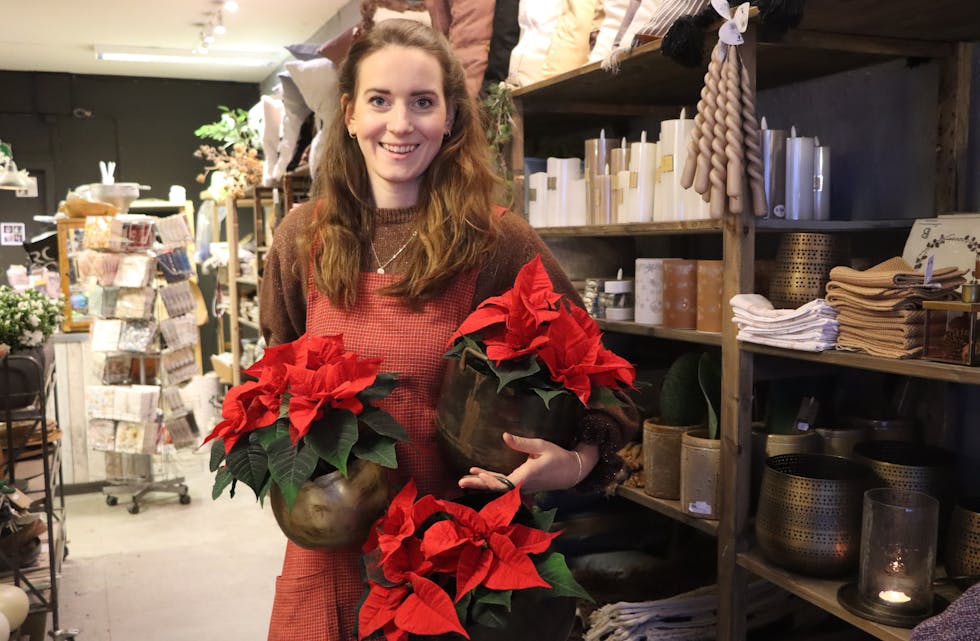 Marlene Lye trivst godt med juletravel butikk.
Foto: Irene Mæland Haraldsen