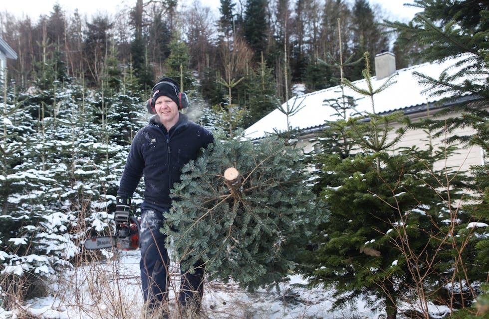 Ørjan Aksdal jobbar til vanleg i Nordsjøen, og fortel at det er fint å drive med juletre på fritida. 