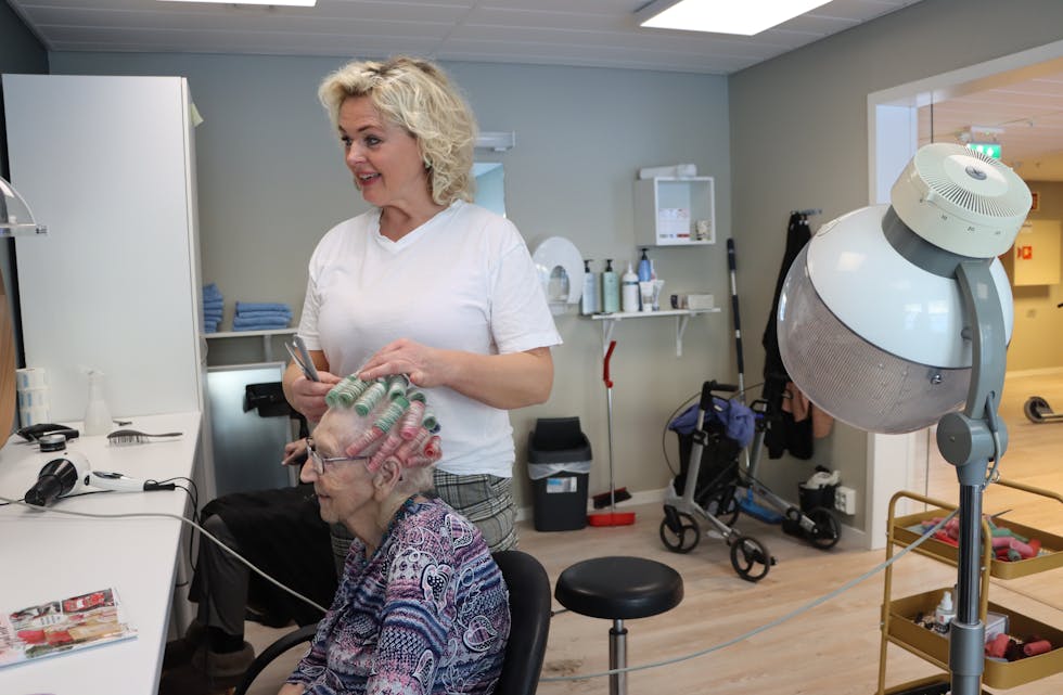 Liv Hansen får stelt håret i den nye frisørsalongen på Vindafjordtuent av frisør Lill-Eva Dale.
Foto: Irene Mæland Haraldsen