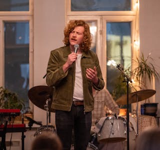 André Hustoft Nesheim på ein releasekonsert i Oslo i fjor. Arkivfoto: Marius Nakken Larsen