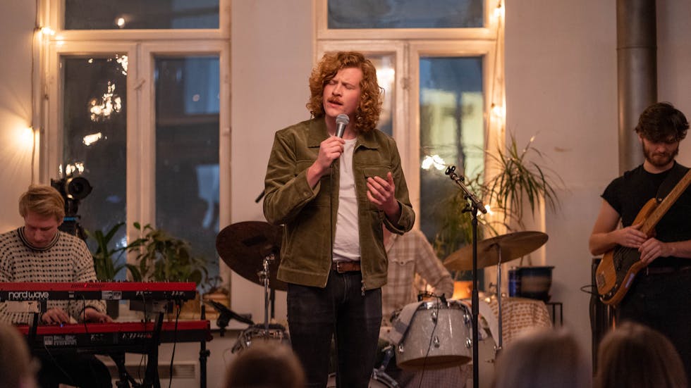 André Hustoft Nesheim på ein releasekonsert i Oslo i fjor. Arkivfoto: Marius Nakken Larsen