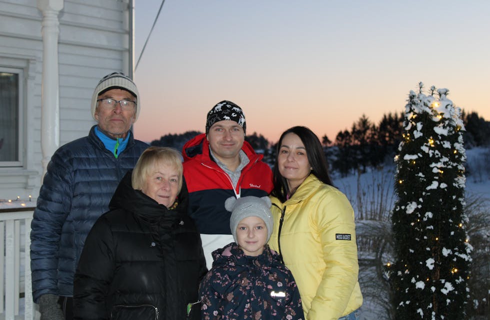 Ukrainsk familie feirar jul i Skjold. 