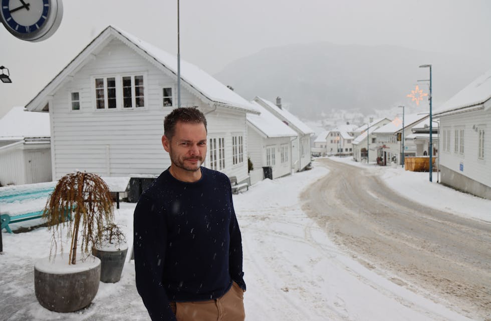 Sveinung Arnestad håpar snøen varar til jul. Foto: Svein-Erik Larsen