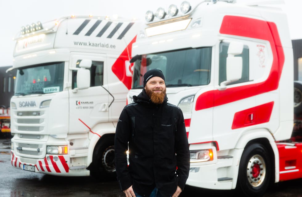         Etter fem års bruk, er Scania  nummer  100  til  Hustvedt &  Skeie  Transport klar for eit nytt tilvære i  Estland.Kjøpar er Karl- Erik Joandi. Foto:Privat