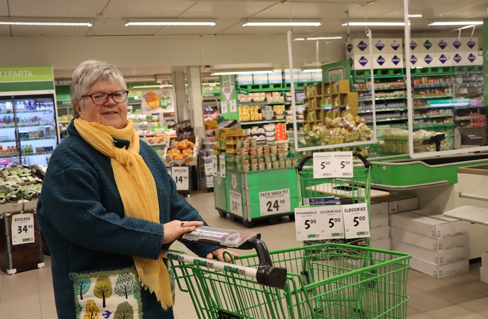 Vigdis Vågen frå Ølensvåg er blitt meir prisbevisst som følgje av auka prisar på daglegvarer. 
Foto: Irene Mæland Haraldsen