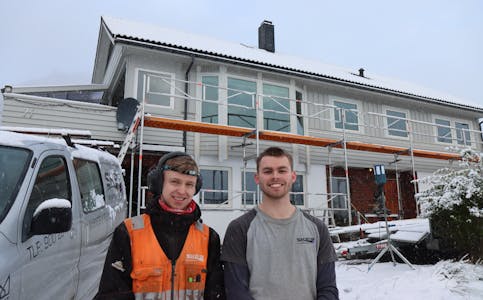 Joakim Berge (f.v.) og Kasper Arnestad ute på ein jobb i Ølensvåg.