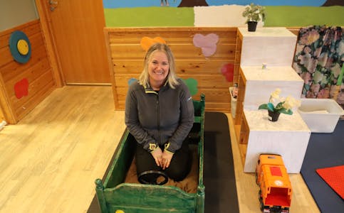 Åshild Blikra eig barnehagen som snart blir einaste barnehage i Vats-bygda. 
Foto: Svein Erik Larsen