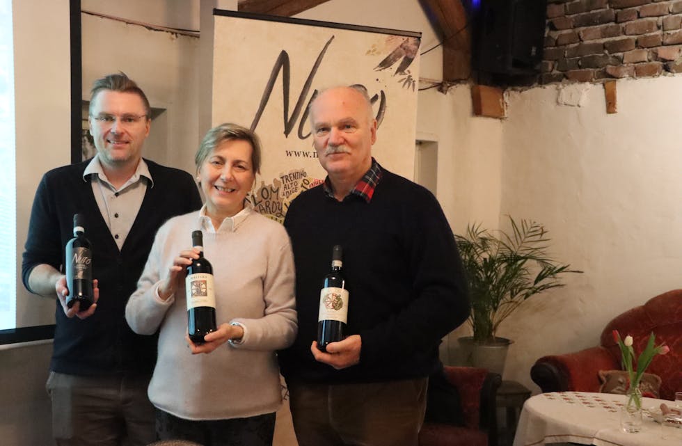 Geir Arne Sjursen (t.v.) saman med vinprodusent Patrizia og Roberto Damonte frå Italia. 
Foto: Irene Mæland Haraldsen